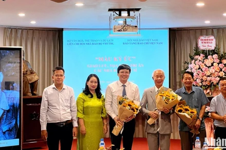 Các đại biểu, diễn giả dự tọa đàm đã chia sẻ những câu chuyện xúc động về nhiều thế hệ nhà báo, chiến sĩ.