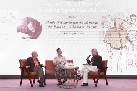 Giáo sư, Tiến sĩ Võ Chí Mỹ, Phó Chủ tịch Hội Trắc địa Bản đồ viễn thám Việt Nam (người cầm micro) khẳng định ông Đặng Hùng Võ có nhiều đóng góp quan trọng cho ngành Bản đồ và Quản lý đất đai tại Việt Nam.