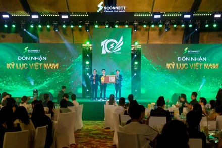 Đại diện Tổ chức Kỷ lục Việt Nam vinh danh và xác lập Kỷ lục Việt Nam cho Wolfoo Game. (Ảnh: BẢO CHÂU)