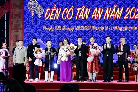 Lãnh đạo Huyện ủy Văn Bàn tặng hoa và chúc mừng các nghệ sĩ biểu diễn trong chương trình nghệ thuật tại lễ hội.