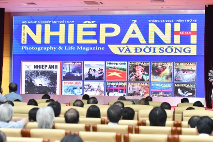 Các đại biểu, khách mời xem phim tài liệu 45 năm Tạp chí Nhiếp ảnh và Đời sống tại lễ kỷ niệm.