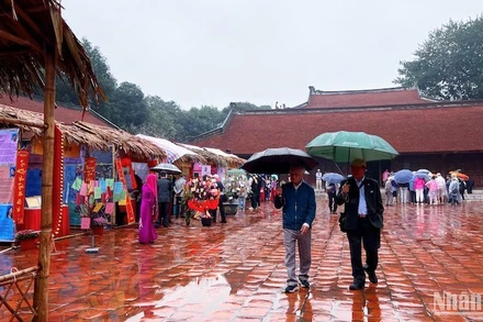 Độc giả yêu thơ đến với Ngày thơ Hà Nội tại Văn Miếu-Quốc Tử Giám.