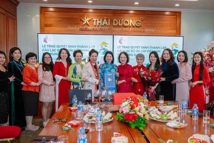 Câu lạc bộ Di sản áo dài Việt Nam tại Trung Quốc được thành lập trong không khí phấn khởi đầu xuân mới.