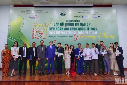 Các đại biểu trong nước và quốc tế dự họp báo Liên hoan Ẩm thực quốc tế 2024 tại Hà Nội.