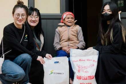 Bộ quà Tết gồm gạo, dầu ăn, giò... được đại diện Sconnect Việt Nam trao cho từng cư dân làng phong Chí Linh.