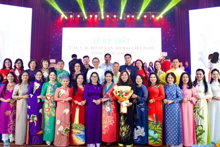 Câu lạc bộ Di sản áo dài Việt Nam tỉnh Bình Thuận vừa ra mắt và thu hút sự quan tâm của những người yêu di sản văn hoá trong và ngoài tỉnh.