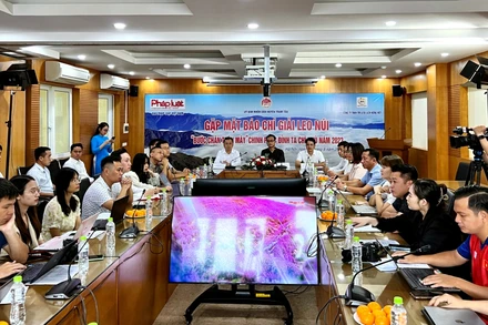 Quang cảnh buổi gặp mặt báo chí về giải leo núi "Bước chân trên mây".