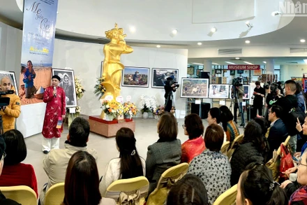 Triển lãm thu hút nhiều văn nghệ sĩ, đại diện tổ chức văn hóa-ngoại giao, người dân và du khách. 