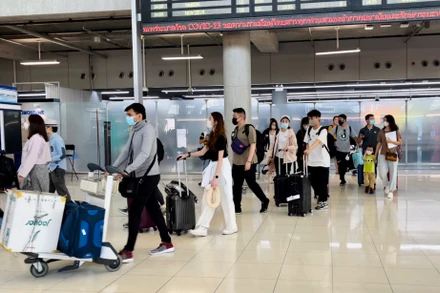 Du khách quốc tế tại sân bay Suvarnabhumi ở tỉnh Samut Prakan, Thái Lan. (Ảnh: Tuấn Anh)