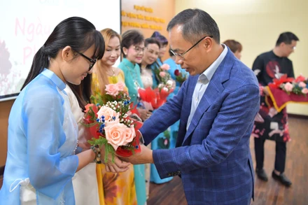 Đại sứ Phan Chí Thành tặng hoa cho bà con Việt kiều và các bạn du học sinh Việt Nam tại Thái Lan