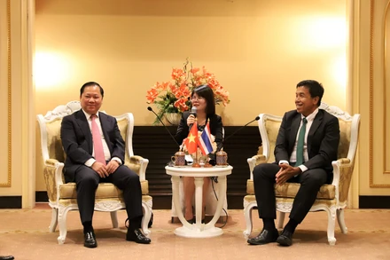 Thống đốc Thủ đô Bangkok (bên phải) tiếp Bí thư Tỉnh ủy Hòa Bình Nguyễn Phi Long. (Ảnh: NAM ĐÔNG) 