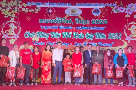 Ban Tổ chức trao quà cho kiều bào có hoàn cảnh khó khăn. (Ảnh: Hải Tiến)