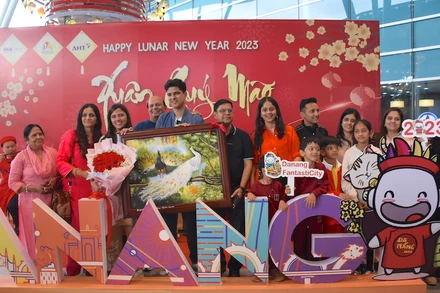 Đại diện Sở Du lịch thành phố Đà Nẵng tặng quà cùng lời chúc phúc cho cặp đôi