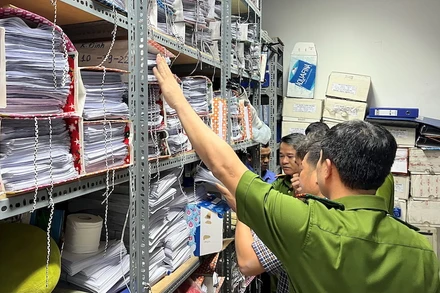 Cơ quan điều tra khám xét, thu giữ các tài liệu phục vụ công tác điều tra.