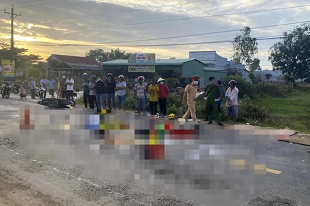 Hiện trường vụ tai nạn giao thông làm hai mẹ con tử vong.