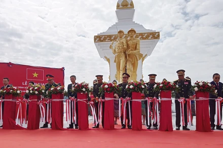 Các đại biểu làm lễ hoàn thành công tác trùng tu công trình Đài tưởng niệm Liên minh chiến đấu Lào-Việt Nam. (Ảnh: Hải Tiến)