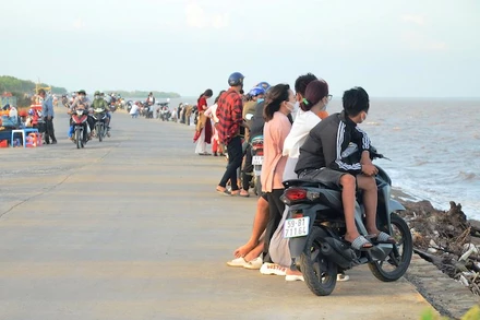 Khách tham quan, ngắm biển tại khu du lịch biển Tân Thành.