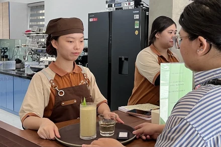 Quán cà-phê do người khiếm thị pha chế. 