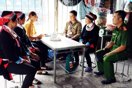 Cán bộ xã biên giới Xín Chải, huyện Vị Xuyên, tỉnh Hà Giang vận động nhân dân bảo vệ an ninh trật tự, xóa bỏ hủ tục.