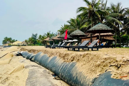 Xói lở không chỉ làm mất vẻ đẹp của bãi biển Cửa Đại mà còn đe dọa các công trình giao thông, du lịch ven biển.