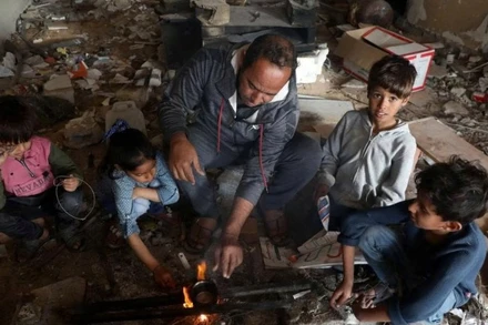 Người dân sống trong một ngôi nhà đã bị phá hủy ở Gaza. (Ảnh: TÂN HOA XÃ)