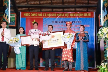 Lãnh đạo thành phố Cần Thơ trao Quyết định và Bằng xếp hạng Di tích kiến trúc nghệ thuật quốc gia Đình Thuận Hưng cho địa phương.