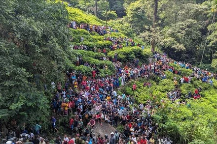 Hiện trường vụ tai nạn xe buýt lao xuống vực tại Kotmale, Sri Lanka, ngày 11/5. (Ảnh: THX/TTXVN) 