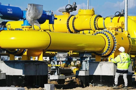 Công nhân làm việc tại một cơ sở sản xuất dầu mỏ của Nga. (Ảnh: Reuters)