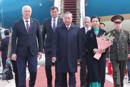 Lễ đón Tổng Bí thư Tô Lâm và Phu nhân tại sân bay quốc tế Minsk. (Ảnh: Thống Nhất/TTXVN) 
