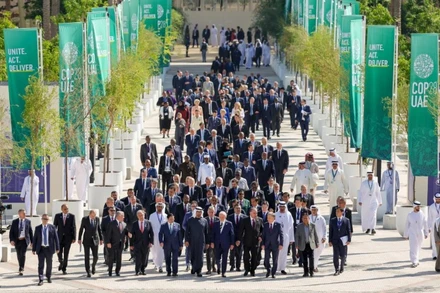 Các nhà lãnh đạo tiến vào trung tâm hội nghị tại Expo City Dubai, thành phố Dubai, Các Tiểu vương quốc Ả-rập Thống nhất (UAE) để tham dự COP28. (Ảnh: TTXVN) 