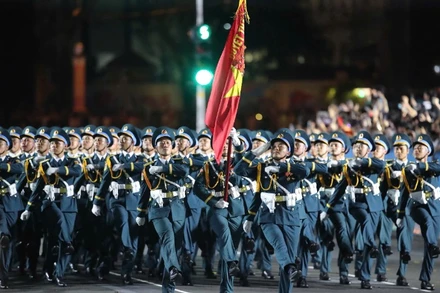 Trung úy Vũ Chí Hưng, Trợ lý Cơ yếu Ban Cơ yếu Phòng Tham mưu, Sư đoàn 365, Quân chủng Phòng không-Không quân (đi đầu) vinh dự là Khối trưởng Khối đi Sĩ quan Phòng không-Không quân tham gia Lễ diễu binh, diễu hành Kỷ niệm 50 năm Ngày Giải phóng miền nam, thống nhất đất nước (30/4/1975-30/4/2025) tại buổi sơ duyệt.