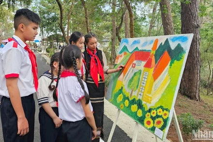 Các em thiếu nhi đại biểu Đại hội Cháu ngoan Bác Hồ tỉnh Lâm Đồng tham quan không gian "con đường nghệ thuật".