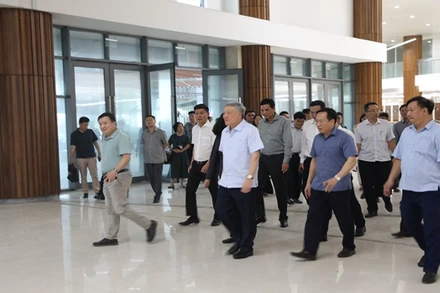 Phó Thủ tướng Thường trực Chính phủ Nguyễn Hòa Bình kiểm tra tiến độ thi công tại Bệnh viện Việt Đức cơ sở 2.