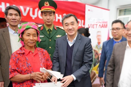 Thứ trưởng Y tế Trần Văn Thuấn, Phó Tổng Giám đốc Viettel Money Trương Quang Việt cùng lãnh đạo UBND tỉnh, Sở Y tế trao quà tặng bà con xã Nậm Nhùn. huyện Nậm Nhùn, tỉnh Lai Châu ngày 18/3. (Ảnh: Viettel cung cấp)