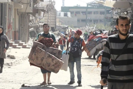 Người dân sơ tán tránh xung đột tại Jabalia, Dải Gaza. (Ảnh: THX/TTXVN) 