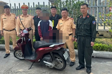 Đối tượng bị lực lượng Công an bắt giữ.