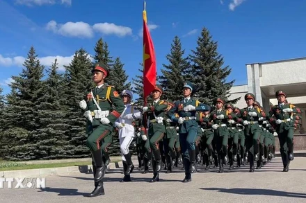 Đoàn Quân đội nhân dân Việt Nam tham gia diễu binh trên Quảng trường Đỏ trong giờ tập luyện. (Ảnh: Tâm Hằng/TTXVN) 