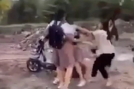 Ảnh được cắt từ clip nữ sinh bị đánh hội đồng