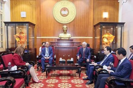 Không khí thân mật tại buổi tiếp.