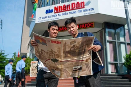 Các bạn trẻ Đà Nẵng háo hức đón nhận phụ san đặc biệt của Báo Nhân Dân.