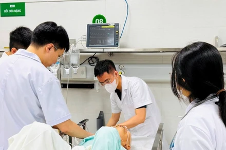 Các bác sĩ Bệnh viện Hữu nghị Việt Đức thực hiện một ca cấp cứu sáng 4/5.