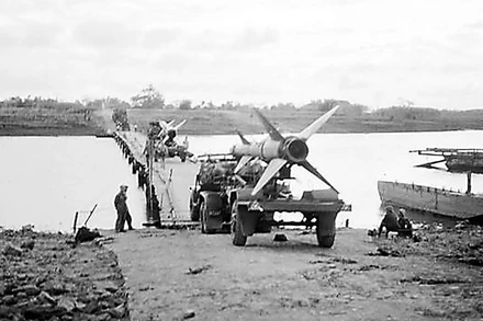 Tên lửa SAM-2 của Trung đoàn Tên lửa 263 phòng không hành quân vào Quảng Trị. (Ảnh: VŨ TẠO/TTXVN)