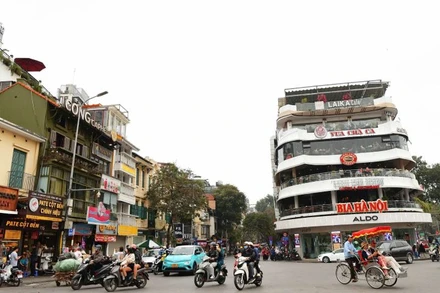  Tòa nhà với tên gọi người dân hay dùng là "Hàm Cá Mập". (Ảnh: Thế Dương)