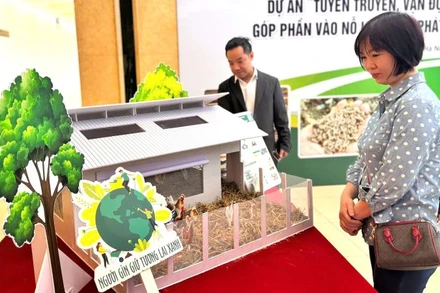 Đại biểu bên mô hình xử lý thải của nông dân được mô hình hoá tại hội thảo. (Ảnh: HNV)