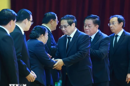 Thủ tướng Phạm Minh Chính chia buồn cùng gia đình nguyên Chủ tịch Đảng Nhân dân Cách mạng Lào, nguyên Chủ tịch nước Lào Khamtay Siphandone. (Ảnh: DƯƠNG GIANG/TTXVN) 