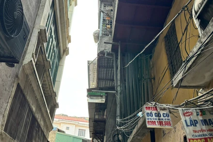 Những khu nhà tập thể cũ đang xuống cấp nghiêm trọng, không chỉ ảnh hưởng mỹ quan đô thị mà còn gây nguy hiểm cho đời sống người dân. (Ảnh: HNV)