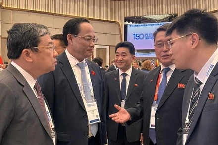 Phó Chủ tịch Quốc hội Trần Quang Phương gặp Phó Chủ tịch Hội nghị Nhân dân tối cao Triều Tiên. (Ảnh: VĂN CHÚC)