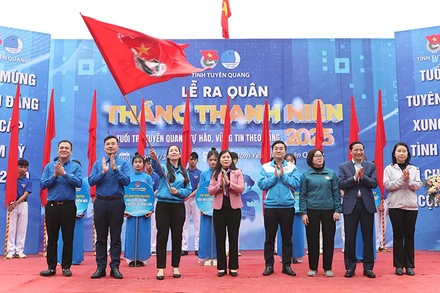 Các đại biểu thực hiện nghi thức ra quân Tháng Thanh niên năm 2025.