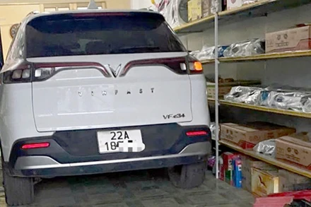 Xe ô-tô do Nguyễn Khương Duy điều khiển lao thẳng vào nhà dân khiến một bé gái 17 tháng tuổi tử vong.