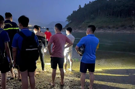 Các lực lượng chức năng triển khai tìm kiếm nạn nhân.